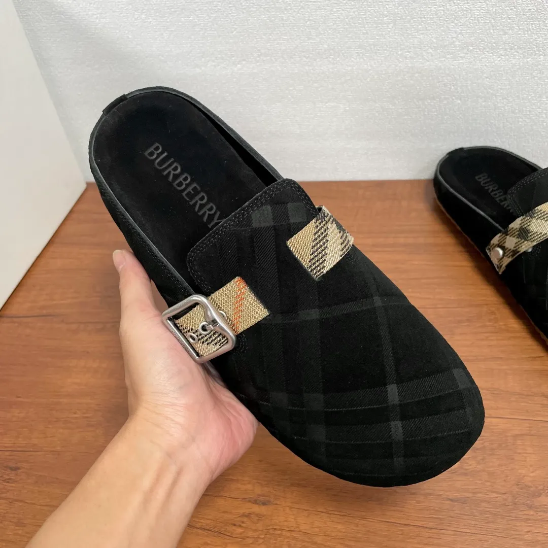 Men's Men's Shoes 💰360 [New Style] 🐝🐝Burberry New Burberry - Men's Checked Leather Urchin Half-Flop Sandal Made of soft suede cowhide and calfskin, these half-flop sandals feature an adjustable B-shaped buckle strap and are decorated with the signature sand-colored Burberry check in jacquard worsted. The upper wraps around the midsole and is paired with a sole made of the same upper material with an embossed logo on the heel and a wavy rubber outsole embellished with the Burberry lettering. Fashionable and casual! Comes with full set of original packaging dust bag! Code number: 39-40-41-42-43-44 standard code (38/45 can be customized and returns and exchanges are not supported)